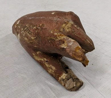 Fragment (main gauche) du roi Childebert 1er (+558), image 2/2