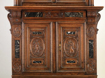 Armoire à deux corps et à décor de plaques de marbre, image 3/11