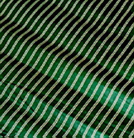 Rouleau de toile apprêtée à fond vert rehaussée de filets blancs, image 2/2