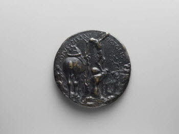 Médaille : Domenico Malatesta Novello (1418-1465) / un homme en armure en prière au pied d'un crucifix, image 2/3