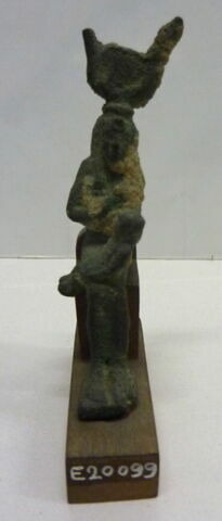figurine d'Isis allaitant