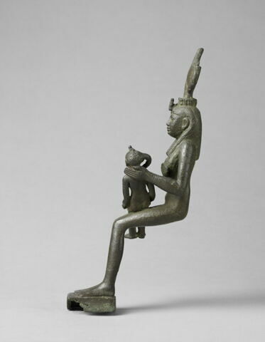 figurine d'Isis allaitant, image 2/4