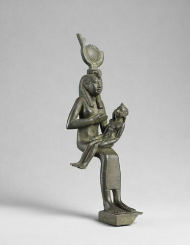 figurine d'Isis allaitant, image 3/4