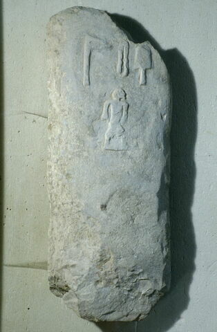 stèle irrégulière, image 3/3