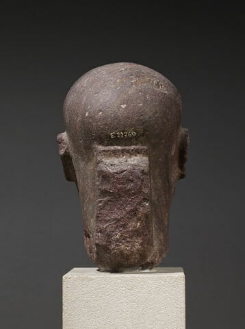 statue, image 4/10