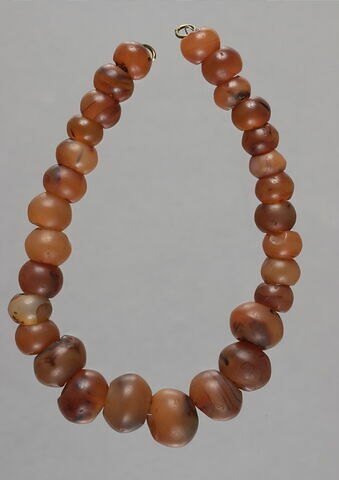 collier ; perles ; perle sphérique