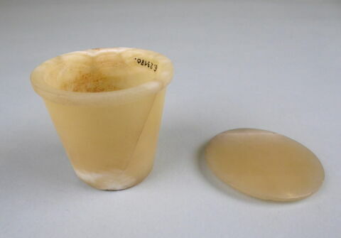 gobelet rectiligne ; couvercle de vase circulaire plat