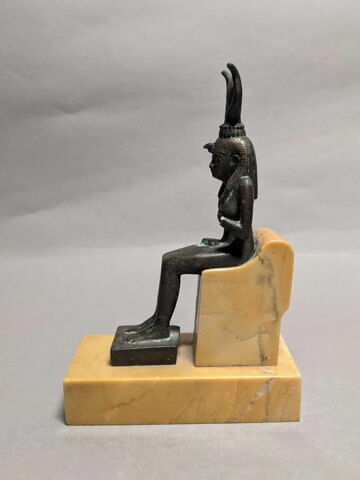 figurine d'Isis allaitant, image 2/5