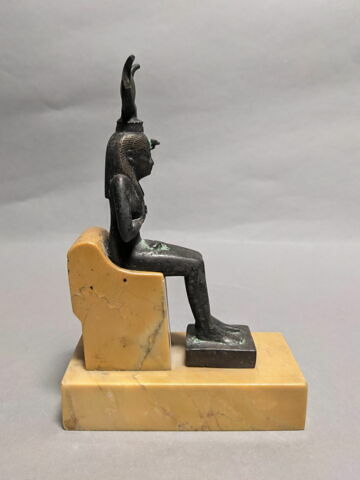 figurine d'Isis allaitant, image 3/5