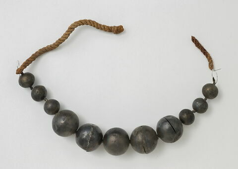 collier ; perle sphérique ; corde