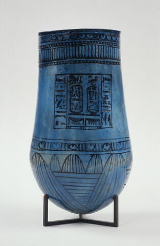 vase ; situle à fond floral