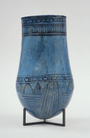 vase ; situle à fond floral, image 3/8
