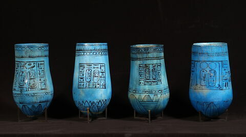 vase ; situle à fond floral, image 2/8