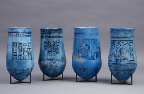 vase ; situle à fond floral, image 8/8