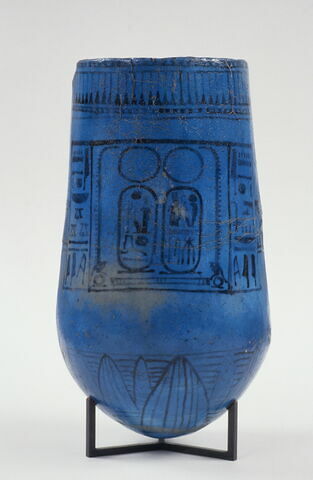 vase ; situle à fond floral