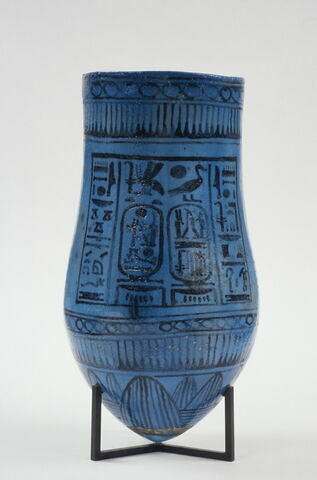 vase ; situle à fond floral
