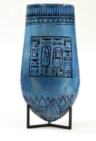 vase ; situle à fond floral