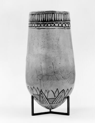 vase ; situle à fond floral, image 7/10