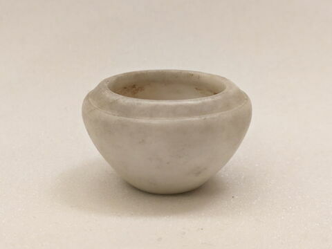 coupelle à lèvre surélevée ; vase miniature
