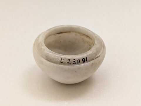 coupelle à lèvre surélevée ; vase miniature, image 2/4