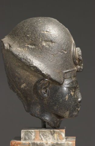 statue, image 3/7
