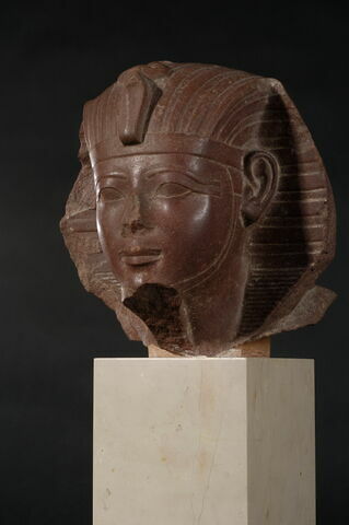 statue, image 2/15