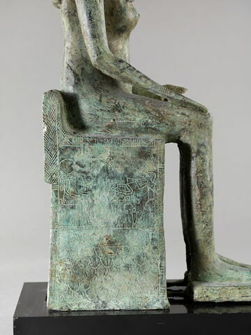 statue, image 2/9