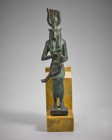 figurine d'Isis allaitant, image 2/2
