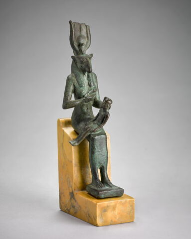 figurine d'Isis allaitant