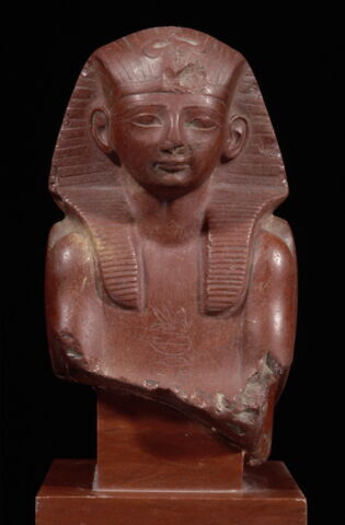 statue, image 4/7