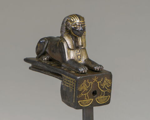 figurine ; élément de meuble  ; serrure