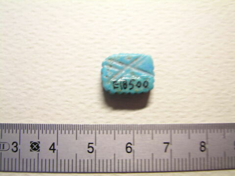 perle en pastille ovale dentelée ; amulette