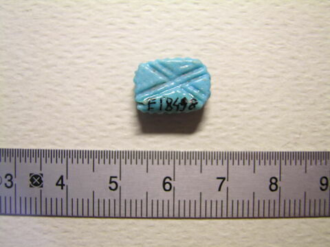 perle en pastille ovale dentelée ; perle ; amulette