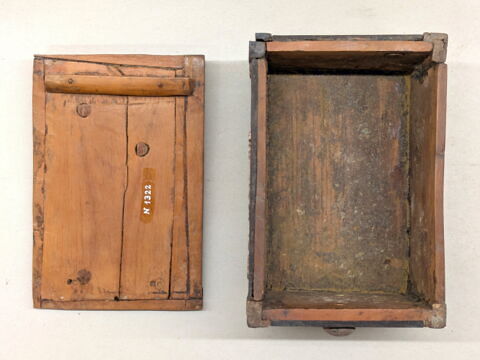 coffret ; coffre rectangulaire à pieds ; avec contenu, image 6/10