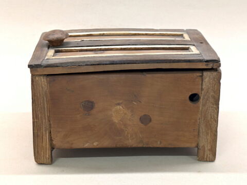 coffret ; coffre rectangulaire à pieds ; avec contenu, image 8/10