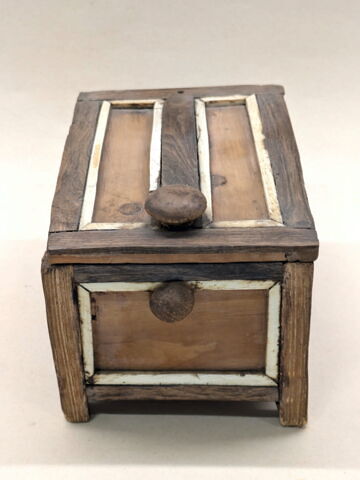 coffret ; coffre rectangulaire à pieds ; avec contenu, image 10/10