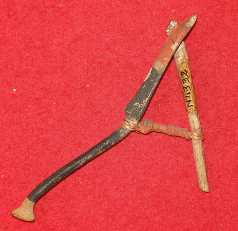 houe à soc étroit ; simulacre, image 2/2