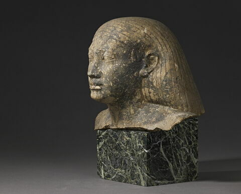 statue, image 3/13