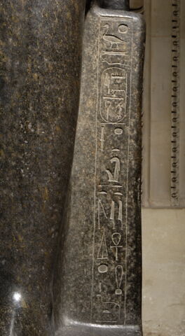 statue, image 4/8