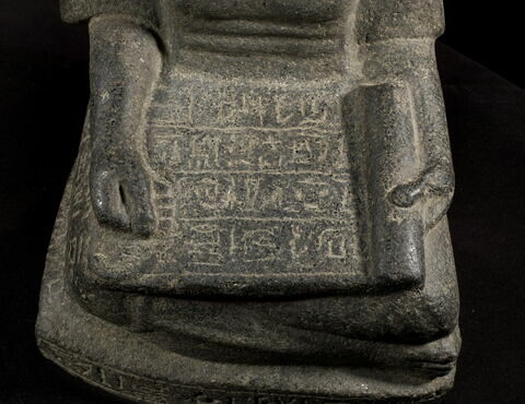 statue de scribe assis en tailleur, image 8/12