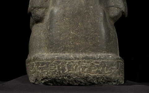 statue de scribe assis en tailleur, image 11/12