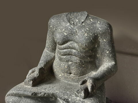 statue de scribe assis en tailleur, image 2/3