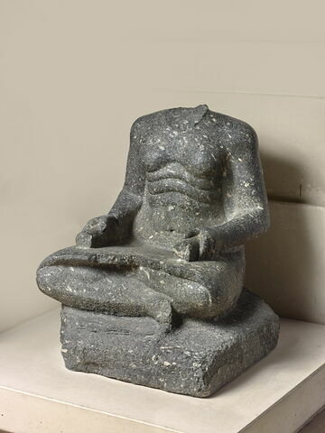 statue de scribe assis en tailleur, image 3/3
