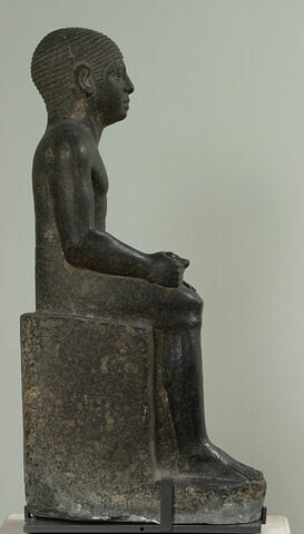 statue, image 2/2