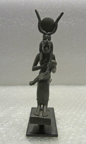 figurine d'Isis allaitant
