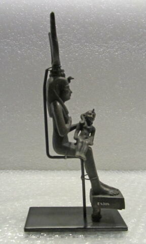 figurine d'Isis allaitant, image 3/5