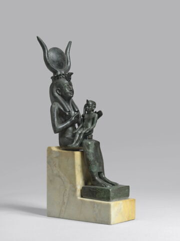 figurine d'Isis allaitant