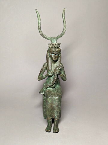 figurine d'Isis allaitant, image 2/9