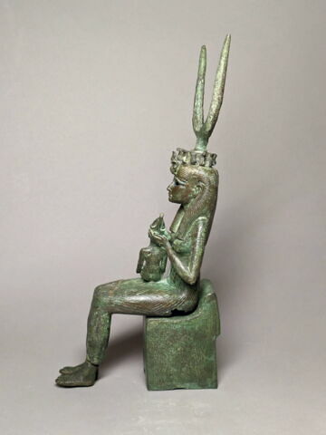 figurine d'Isis allaitant, image 4/9