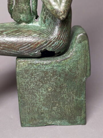 figurine d'Isis allaitant, image 6/9